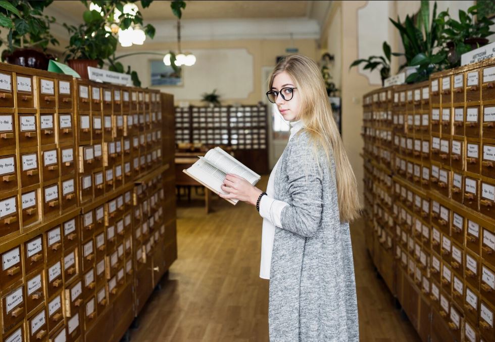 Специалист по архивному делу работает с документами