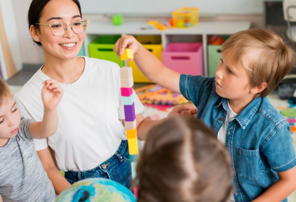 Воспитатель работает с детьми в детском саду