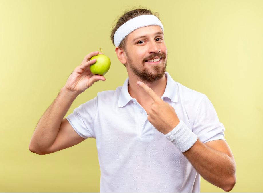 Тренер проводит тренировку со спортсменами