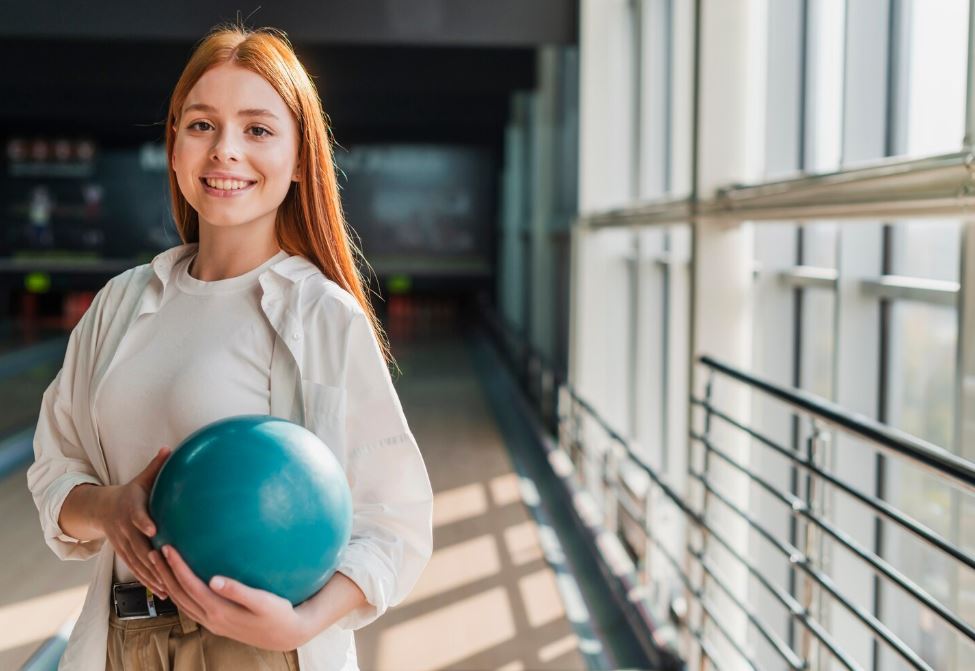 Педагог физической культуры проводит урок