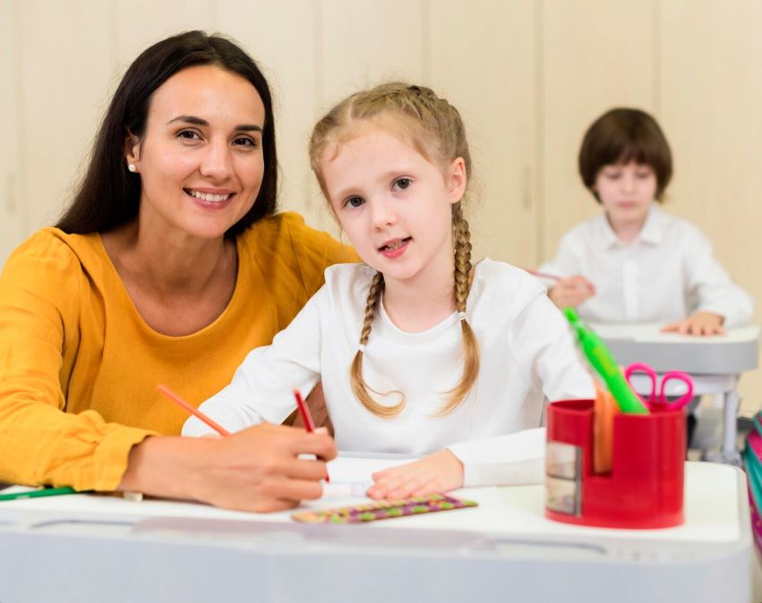 Учитель начальных классов работает с детьми ОВЗ