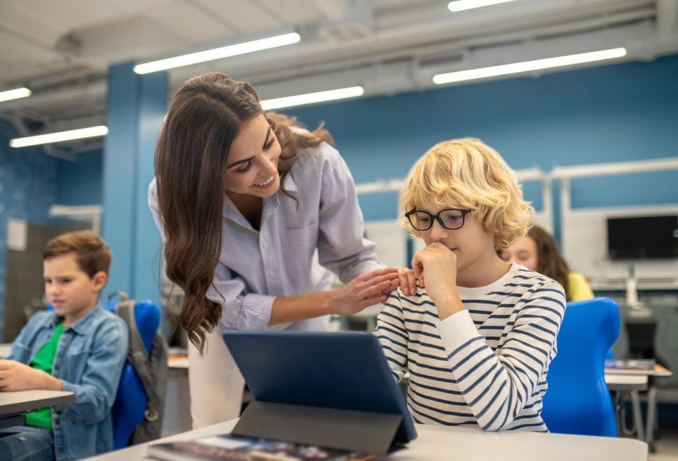 Директор школы с учителями начальных классов