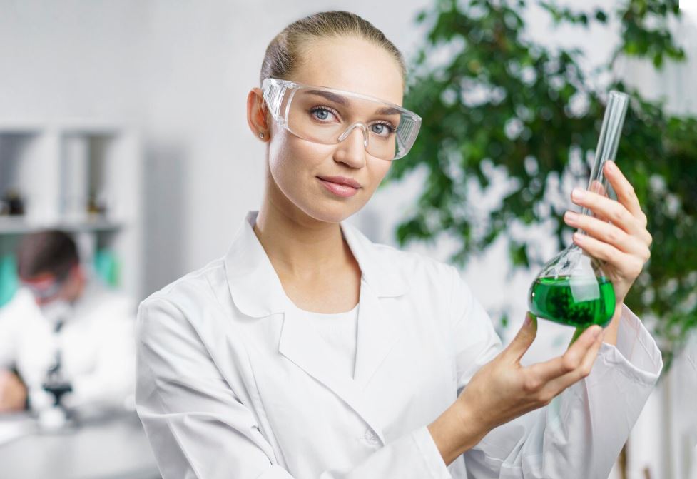 Лаборант проводит анализ качества продукции в лаборатории