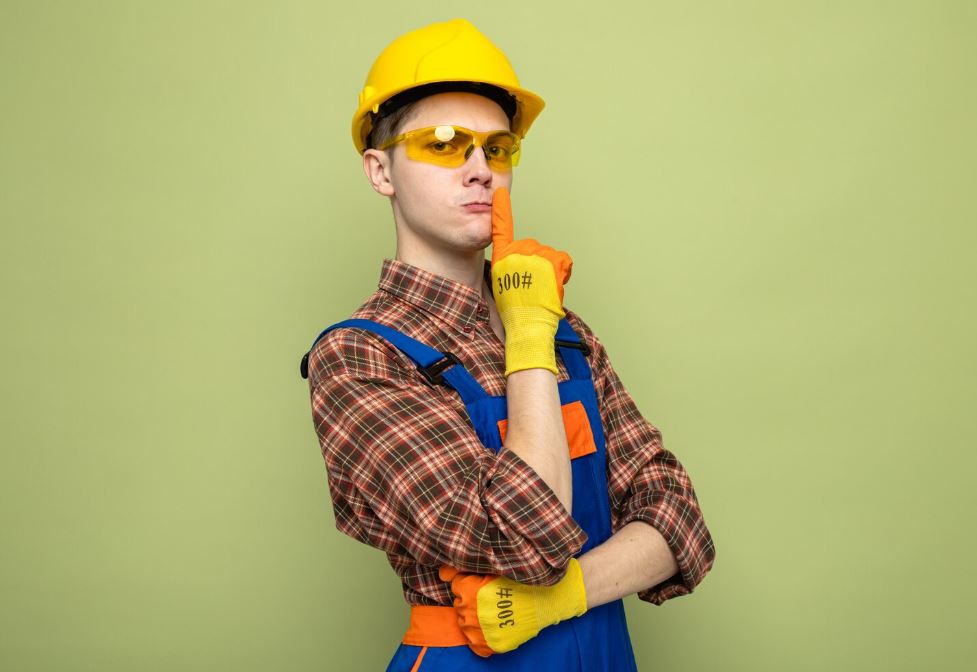 Мастер ЖКХ проводит ремонт инженерных систем