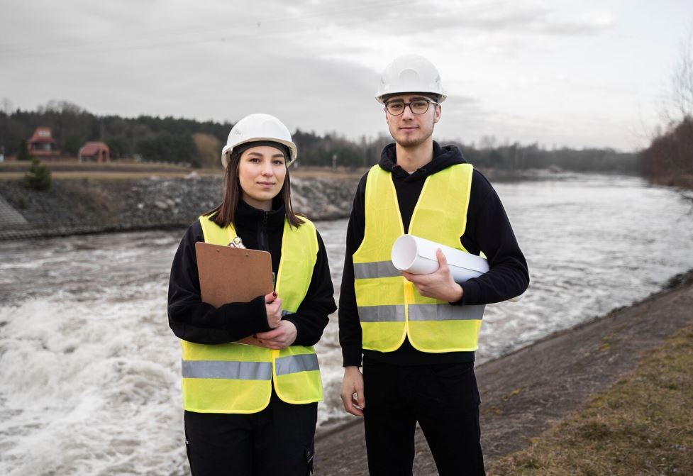 Машинист управляет тяжелой техникой на горных работах