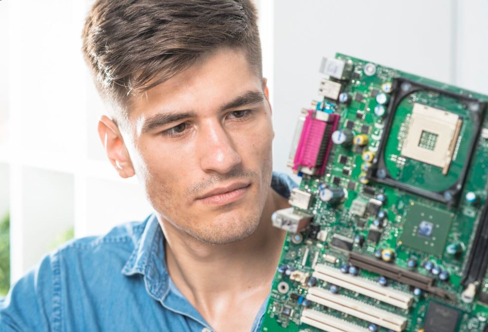 Наладчик инфокоммуникационных систем за работой