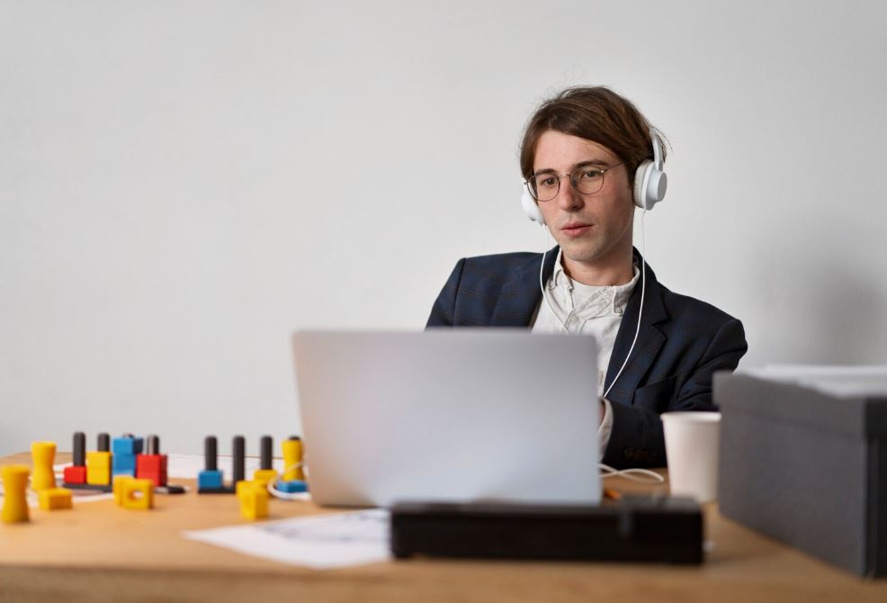 Оператор информационных систем за работой