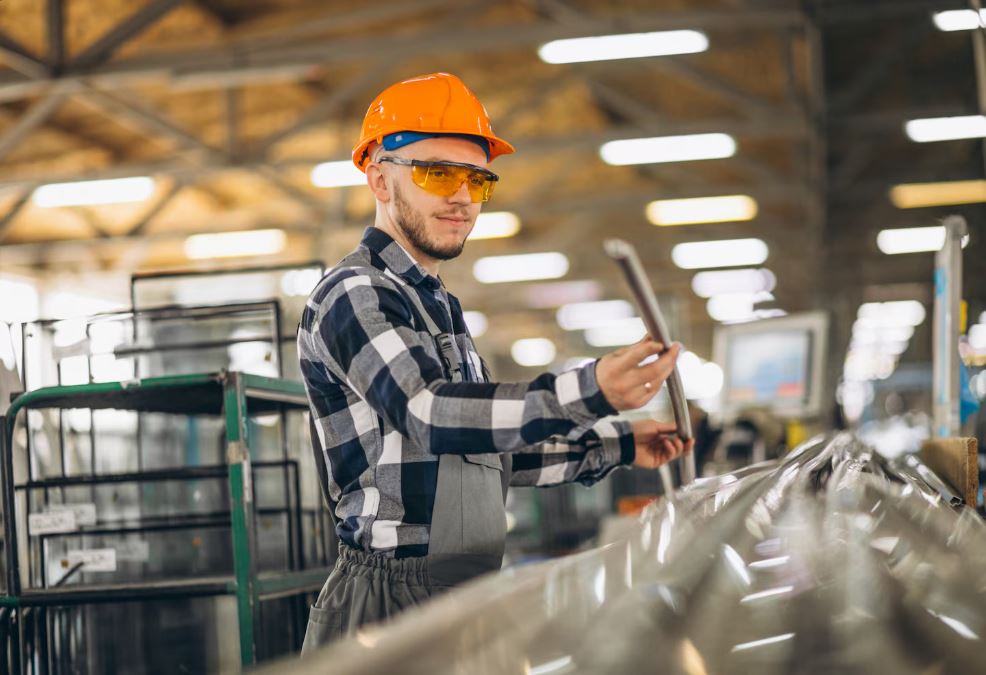 Оператор металлургического производства управляет оборудованием