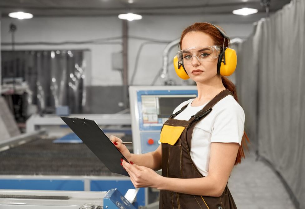 Оператор-наладчик работает на металлообрабатывающем станке