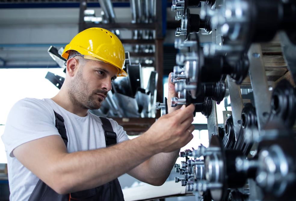 Слесарь ремонтирует строительную технику