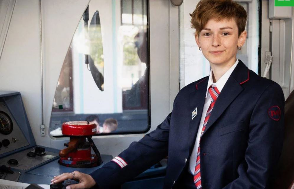 Помощник машиниста в кабине локомотива