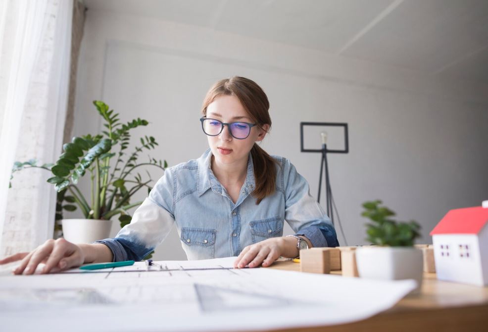 Помощник машиниста в кабине локомотива