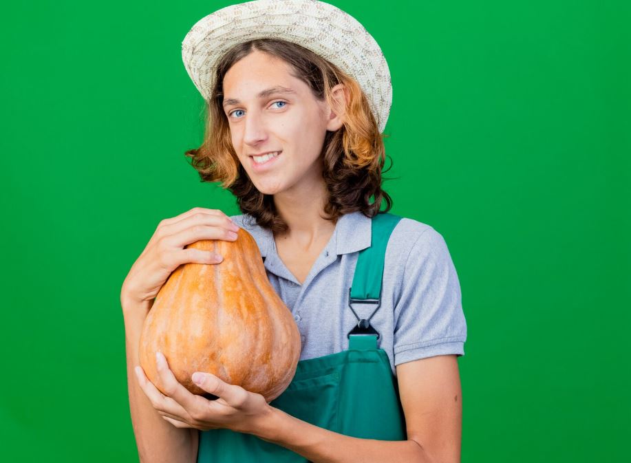 Помощник машиниста в кабине локомотива