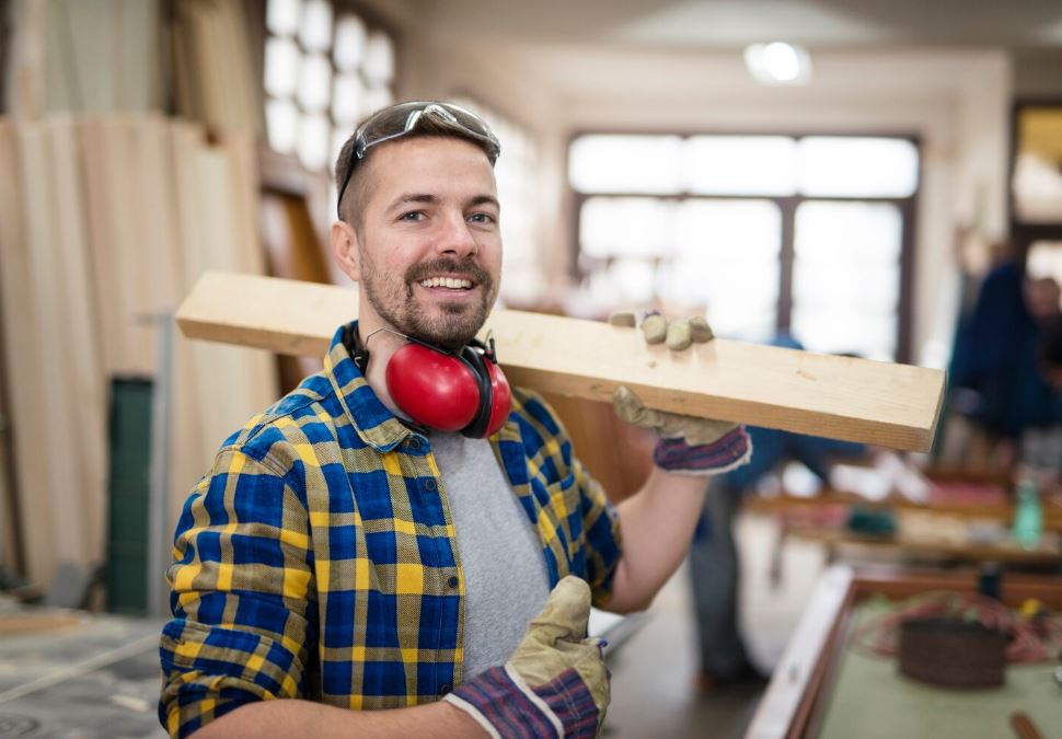 Помощник машиниста в кабине локомотива