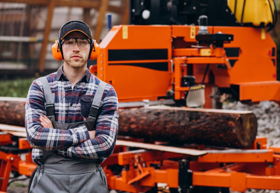 Помощник машиниста в кабине локомотива