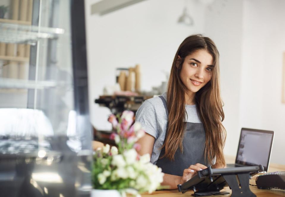 Помощник машиниста в кабине локомотива