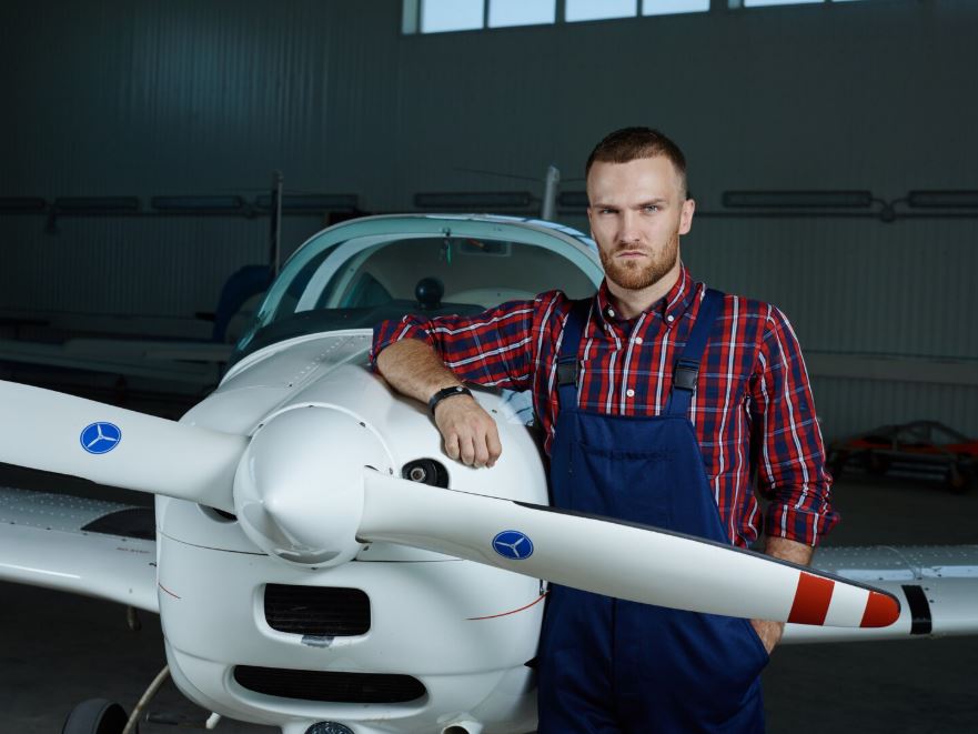 Помощник машиниста в кабине локомотива