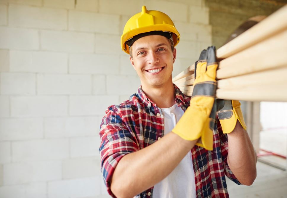 Помощник машиниста в кабине локомотива