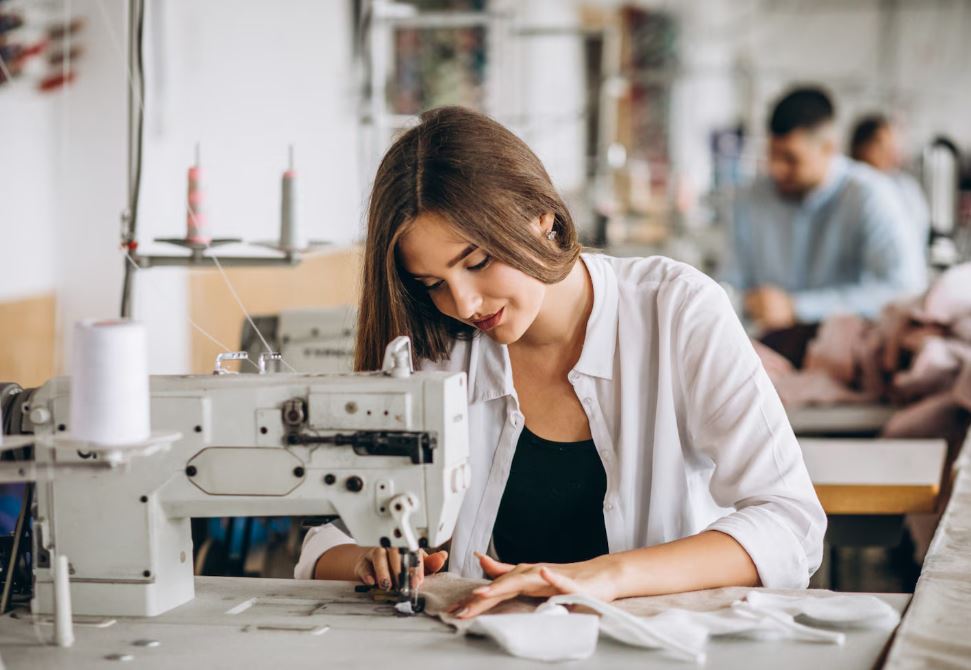 Помощник машиниста в кабине локомотива