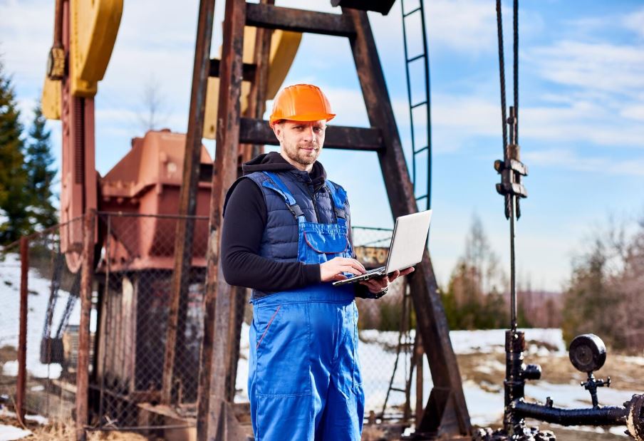 Нефтяник