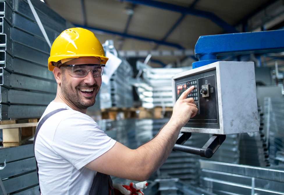 Слесарь-наладчик КИПиА выполняет настройку измерительного оборудования